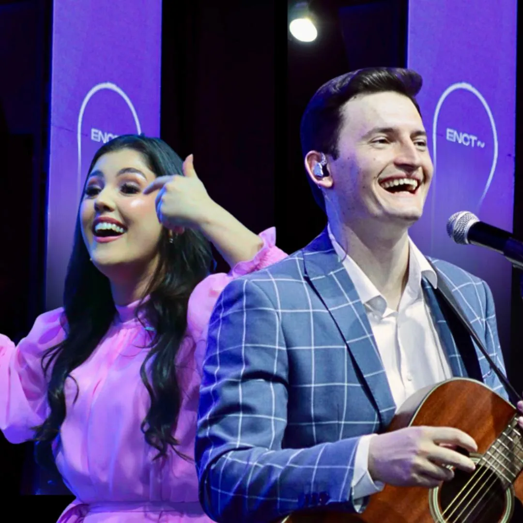 Nathan e Natly no palco diante de milhares de jovens